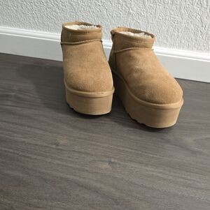 Woman's Short Platform Boots